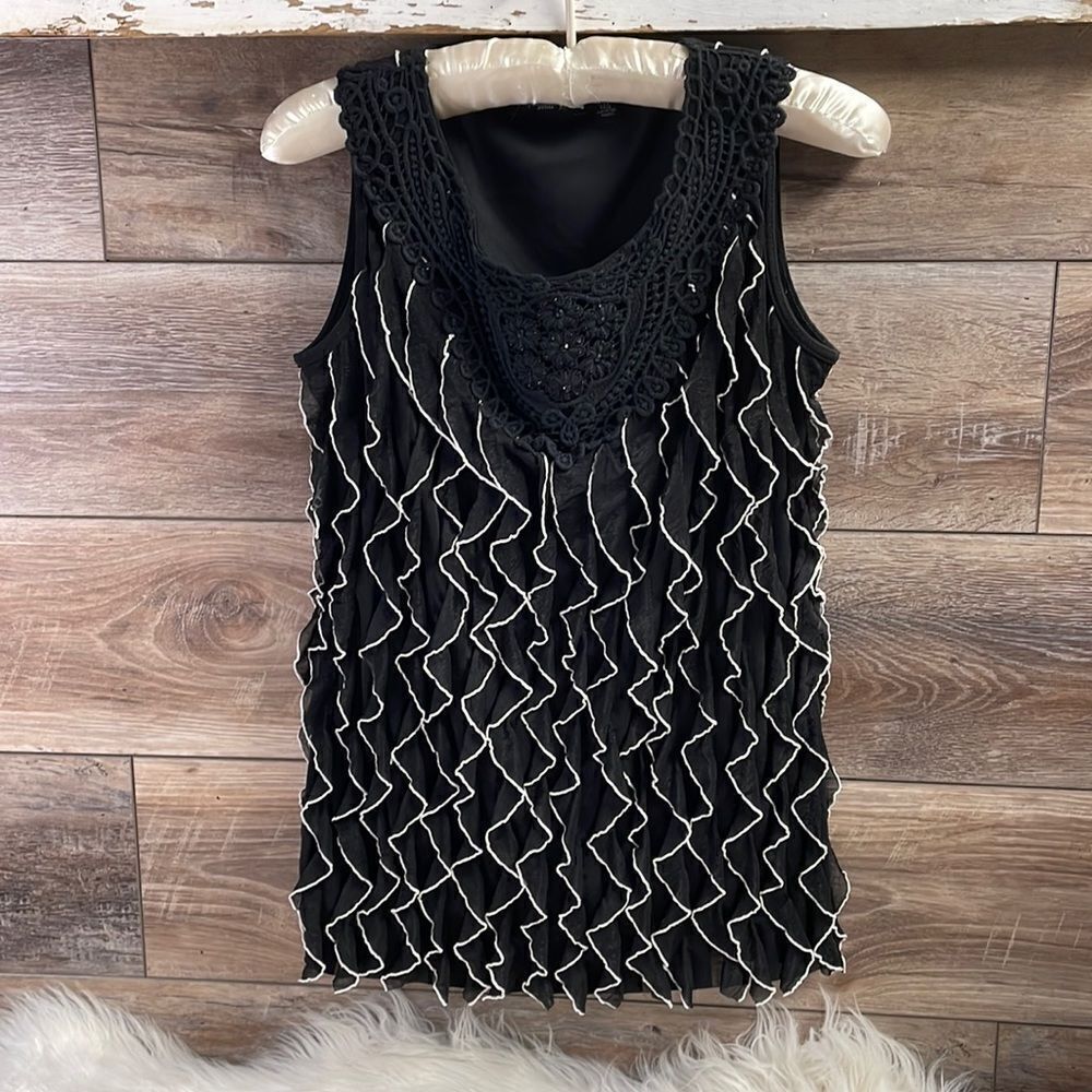 Notations Womens Wavy Ruffled Sleeveless Top Size Small Petite Black & White